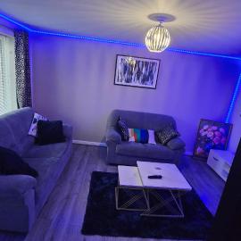 Entire 3 bedroom luxurious house, Wigan , Manchester, hotel di Wigan