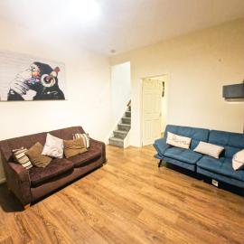 Leyland Town Centre Quiet Hub 2 bedroom 4 beds superfast WIFI free parking close to station and High Street, hotelli kohteessa Leyland