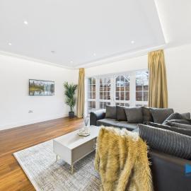 Luxurious 4-Bed Home, Sleeps 12, Free Parking