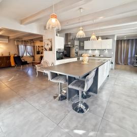 Maison 4 ch, véranda, proche commodités, Aurillac, hotel in Aurillac