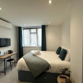 City Centre 2- Bed Apartment - Top Floor - Sleeps 4