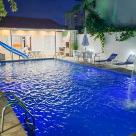 Casa com Piscina Privativa Gigante e Escorregador Pertinho da Praia com Bikes para Passeio