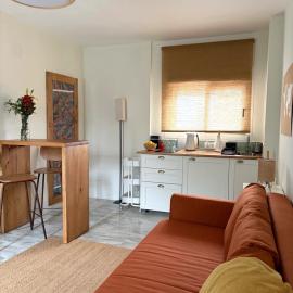 Studio-Guest House with Jacuzzi Spa and Sauna, hotel a Espartinas