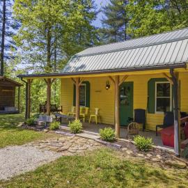 Knotty By Nature- Pet Friendly, Firepit, 150 Acres, hotel in Campton
