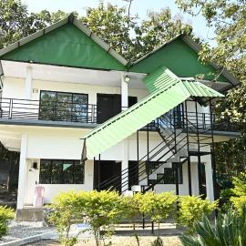 7th Mile Resort, hotel a Gāropāra