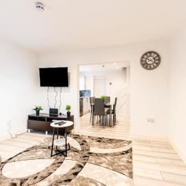 4 Bedroom 4 bathroom Habour place in Crewe by M&R Serviced Home, Perfect for Contractors & Business, FREE Off road Parking- Sleeps 8