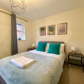 Comfortable 2 Bedroom House in Bracknell, hotel in Bracknell