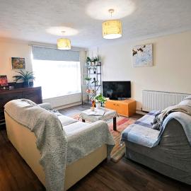 Spacious 3 Bedroom Home Ample Parking Near Shops