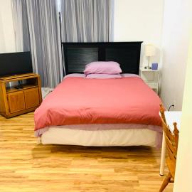 B2 A private room in Naperville downtown with desk and Wi-Fi near everything, hotel en Naperville