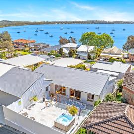 Sunset Views and Spa Nights – Lux Home Steps to the Beach, hotel i Corlette