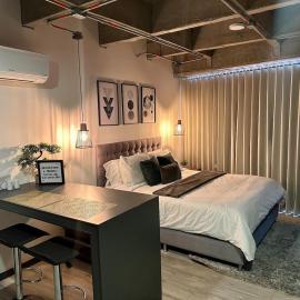 Suite tipo loft de lujo cerca al aeropuerto con AC