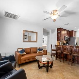 Charming Beachside Retreat #2 - Steps to the Beach, hotel in Clearwater Beach