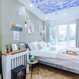 St Davids Lodge Premier Suite - Sleek & Stylish Studio - Near Preston City Centre with Driveway Parking - Ideal for Business & Leisure Stay