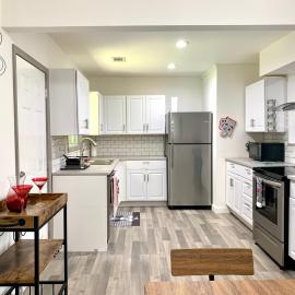 Spacious Home on a Hill near Dwntwn ATL, 3BD-2BA excluding Basement