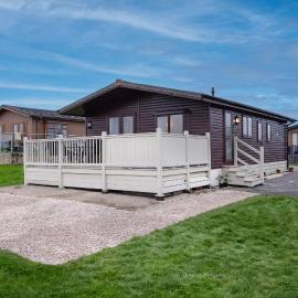 Tranquil Lodge with river views, Hotel in Hambleton
