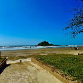 Casa de temporada enfrente a praia, hotel a Itanhaém