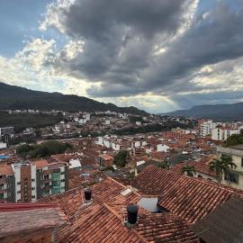 Apto. en zona céntrica con vista panorámica al pueblo
