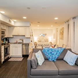 Renovated Studio, steps to MGH, Suffolk, Sleeps 4