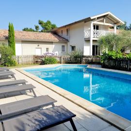 VILLA LES OLIVIERS, piscine XXL, Sauna, jardin de 2500m2, ping pong, proche plage et lac