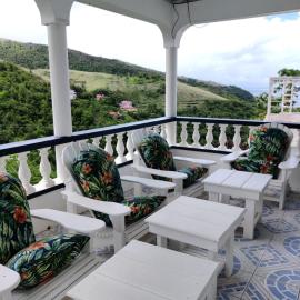 Luxurious Hillside Villa Near Roseau, hotel u gradu Rozo