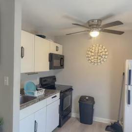 Cozy 2BR By Norfolk Base & Beach, hotel in Norfolk