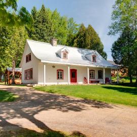 Maison Bilodeau Ethier - 5 chambres - 13 personnes, hotel in Saint-Férréol-les-Neiges