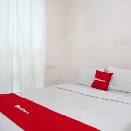 RedDoorz near UNESA Citraland Surabaya, готель у місті Lontar