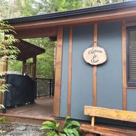 Hot Tub - Pet Friendly - Cozy Escape with Fire Pit, hotel in Port Renfrew