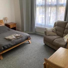 Self contained Studio apartment with kitchen, Hotel in Eastbourne