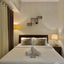 Solace - 1BR Brenthill Condo with Balcony Near Session and SM, hotel Baguióban