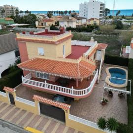 Villa with pool near the sea