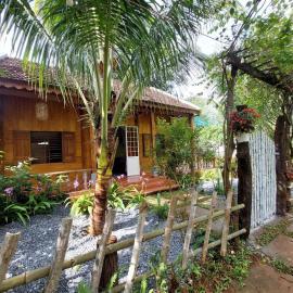 The Lazy Farm - Lake View Wooden House, hotel in Mewal