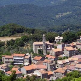 Maison de village typique en Corse mer montagne