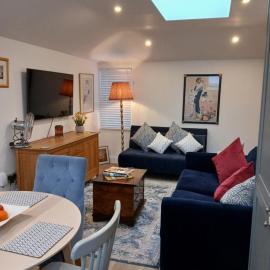 Luxury 1 bed apartment close to Airport and Exhibition centre ideal for short long term stays very cosy nicely furnished for comfort with all mod cons FreeParking on site Free WIFI – hotel w mieście Farnborough
