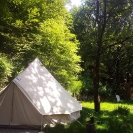 Tente Tipi en plein cœur d'une forêt, hotel di Burzet