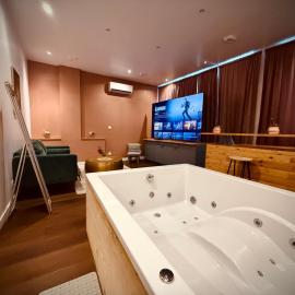 Colline, La suite jacuzzi cinéma privé