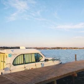 Bateau 6 personnes sans permis terrasse à quai ou Supplément Navigation, hotel in Béziers