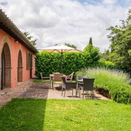 Villa Basilico - Cignella Resort Chalet in Tuscany，Osteria Delle Noci的飯店