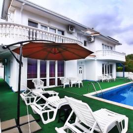Luxury Villa Italiana with LargePanoramicSeaview and Private Pool, hotel i Balchik
