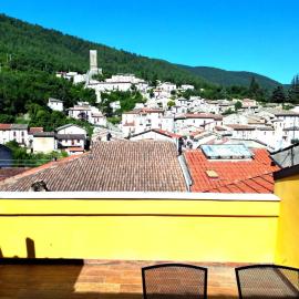 Apartment with Sunny Balcony overlooking Introdacqua、Introdacquaのホテル