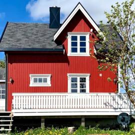 Red Cottage By The Sea In Laukvika, Hotel in Laukvik