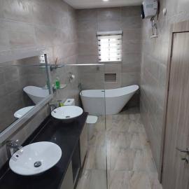 3 Bedroom home-Gated property-Security man 247-Parking for 4 vehicles-Sleeps 7, hotel en Lekki
