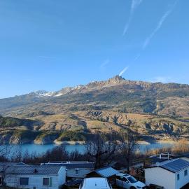 Bungalow/chalet (HLL) à Serre Ponçon, proche stations de ski: Pontis şehrinde bir otel