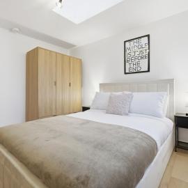 The Courtyard Retreat -1 Minute to Central Line