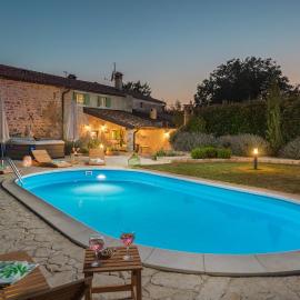 Villa Nonni in Central Istria for 4 persons with 32 m2 private pool, jacuzzi, free bikes & kids playground