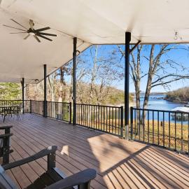 Lakeside Brick Retreat For 8