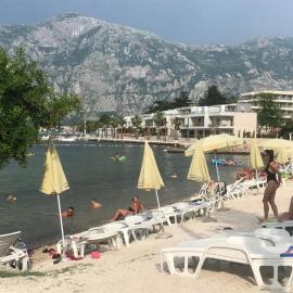 Apartment Adria A Wonderful Location 50 meters from Sea and Beach with free car parking, hotel in Donji Stoliv