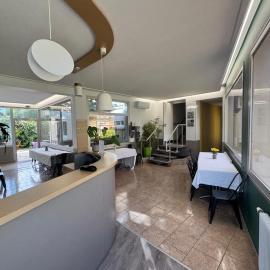 Hôtel Au Val De Saône PARKING GRATUIT, Wi-fi Haut Débit, hotel v destinácii Sathonay-Camp