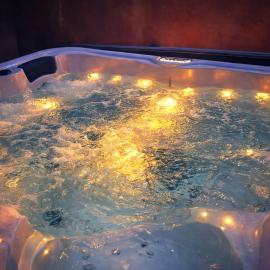 Love Room Jacuzzi Privatif à Martigues, hotel v destinaci Martigues
