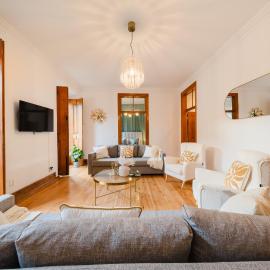 Viesnīca Big 5BR Apt Garden & Hot tub in HeartofLisbon pilsētā Alcabideche